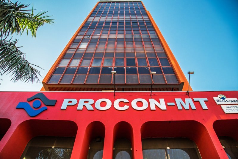 Procon recebe denÃºncias e fiscaliza bares para garantir lei antifumo
