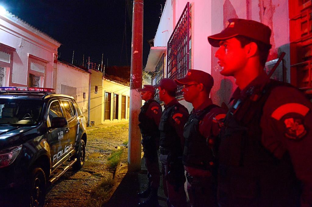 Policiais fazem rondas no Centro HistÃ³rico de CuiabÃ¡ na madrugada