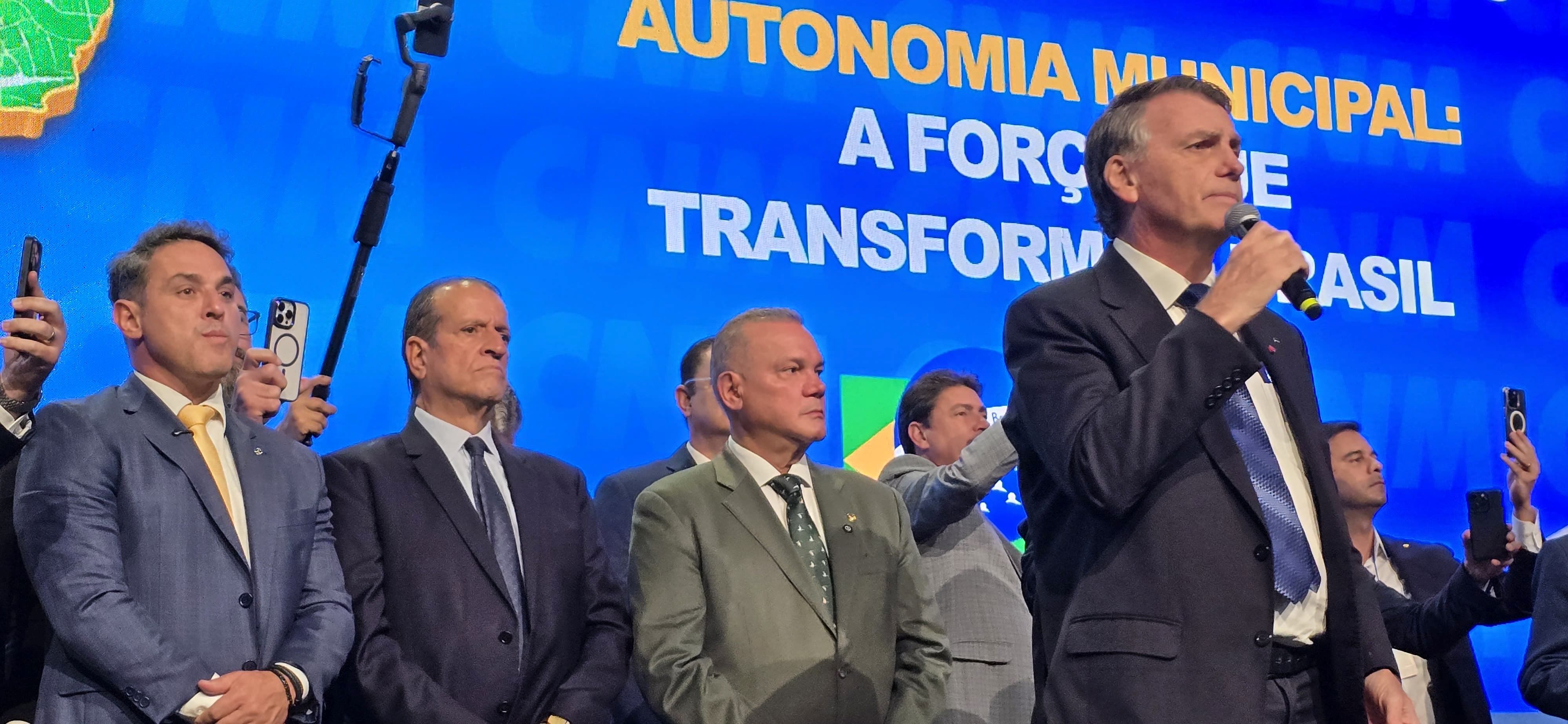 Ao lado de Bolsonaro, Wellington defende mais recursos para municípios
