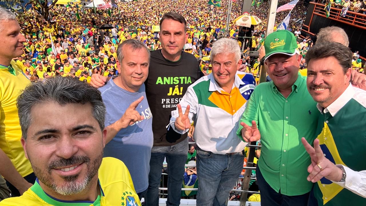 Fagundes comemora assinaturas para anistia ao lado de Medeiros e Barbudo