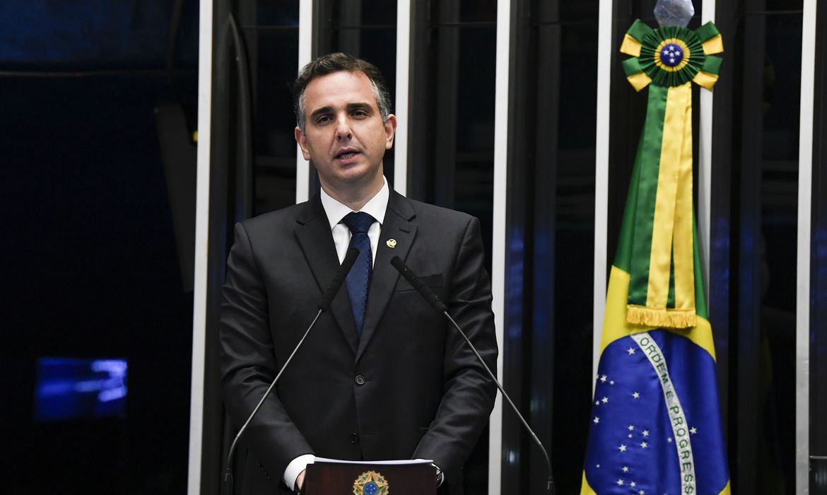 Após alta do dólar, Pacheco condiciona isenção do IR à situação fiscal