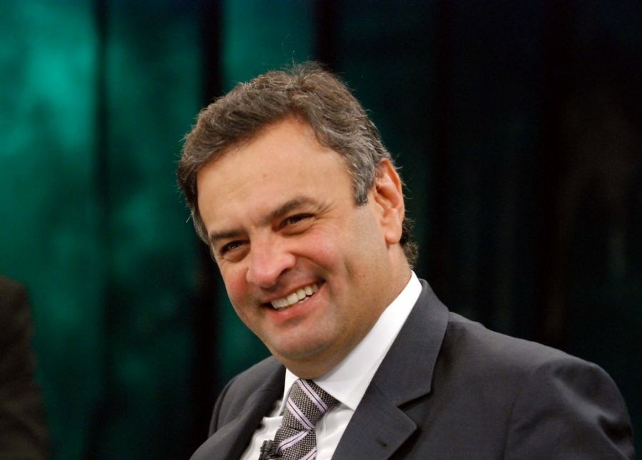 Senado devolve mandato a AÃ©cio Neves
