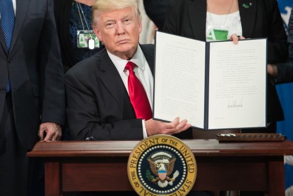 Trump assina ordem para construÃ§Ã£o de muro entre EUA e MÃ©xico