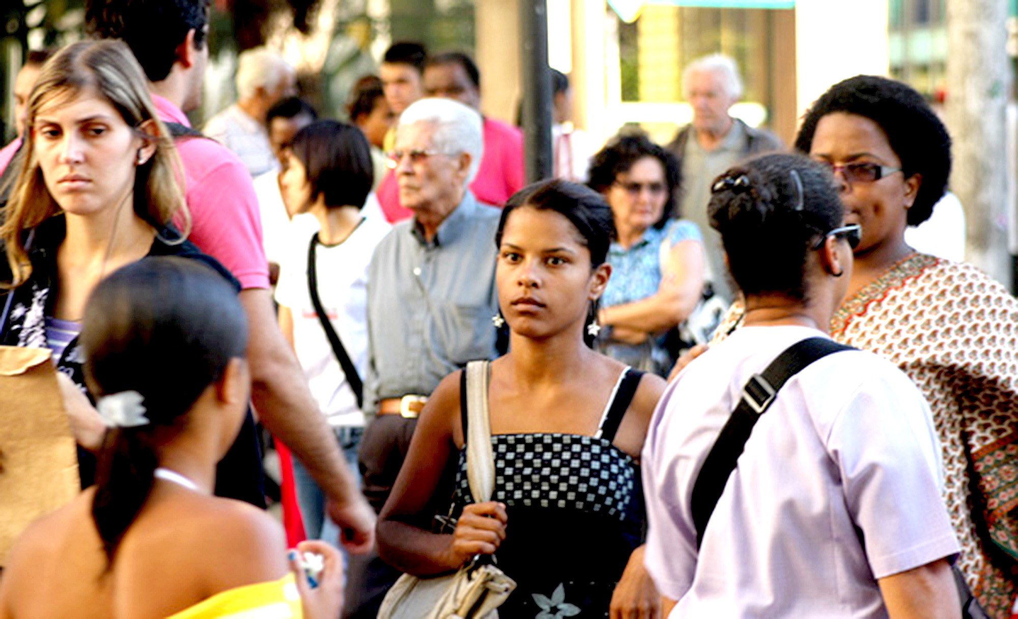 IBGE: com maior escolarização, mulheres ganham 21% menos que homens