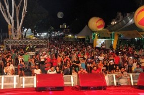 Mais de 10 mil pessoas participam no primeiro dia da festa de rÃ©veillon 