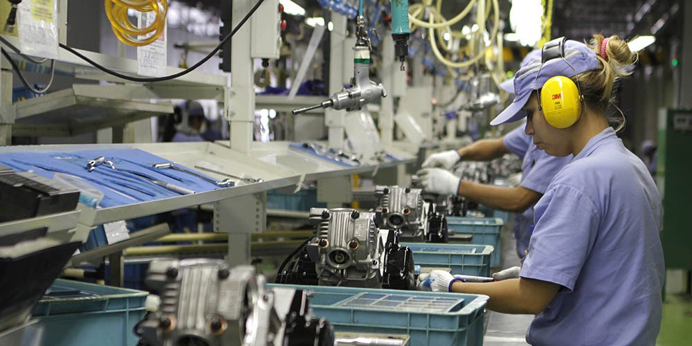 Produção industrial recua 0,2% em julho e acumula efeitos do juro alto