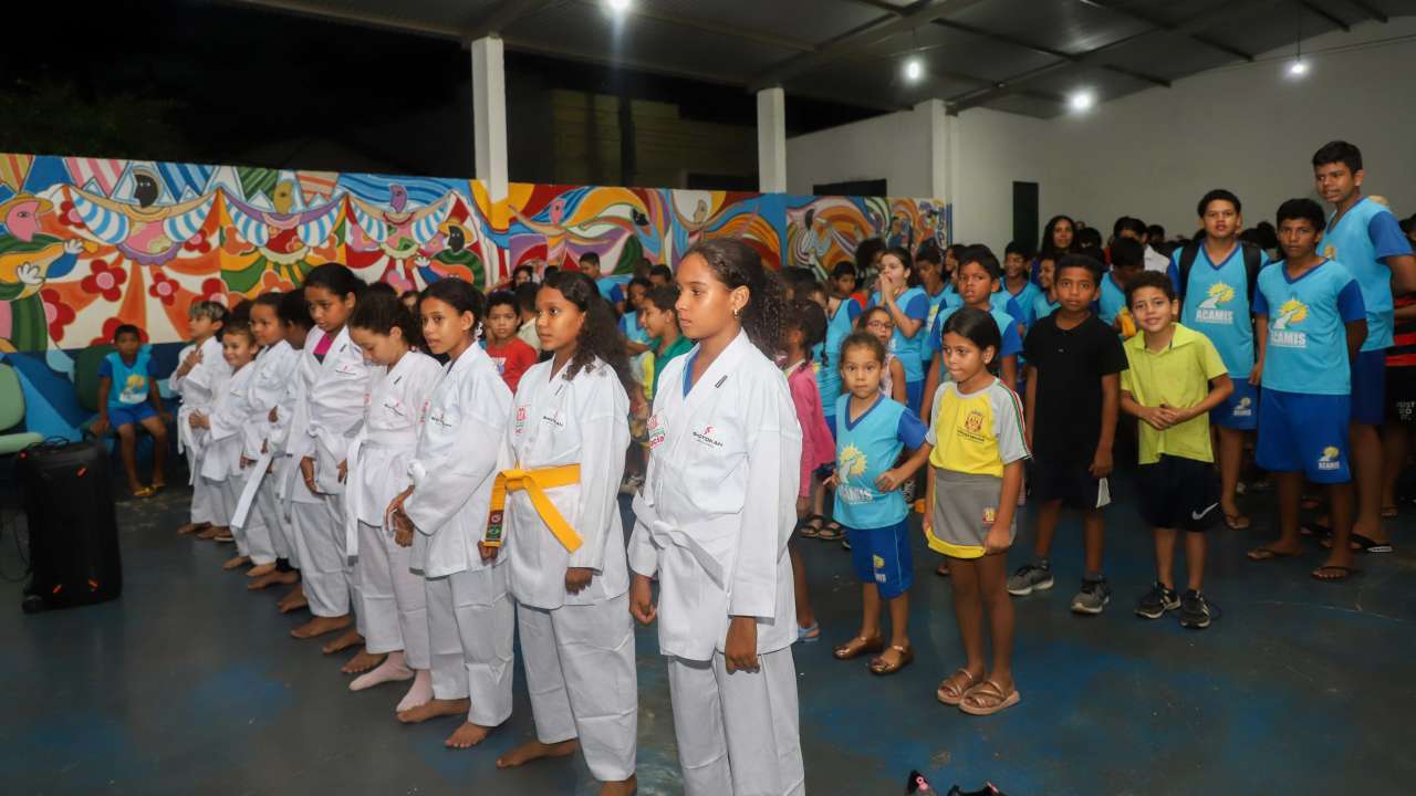 Prefeita Flávia entrega quimonos às crianças atendidas pela ACAMIS