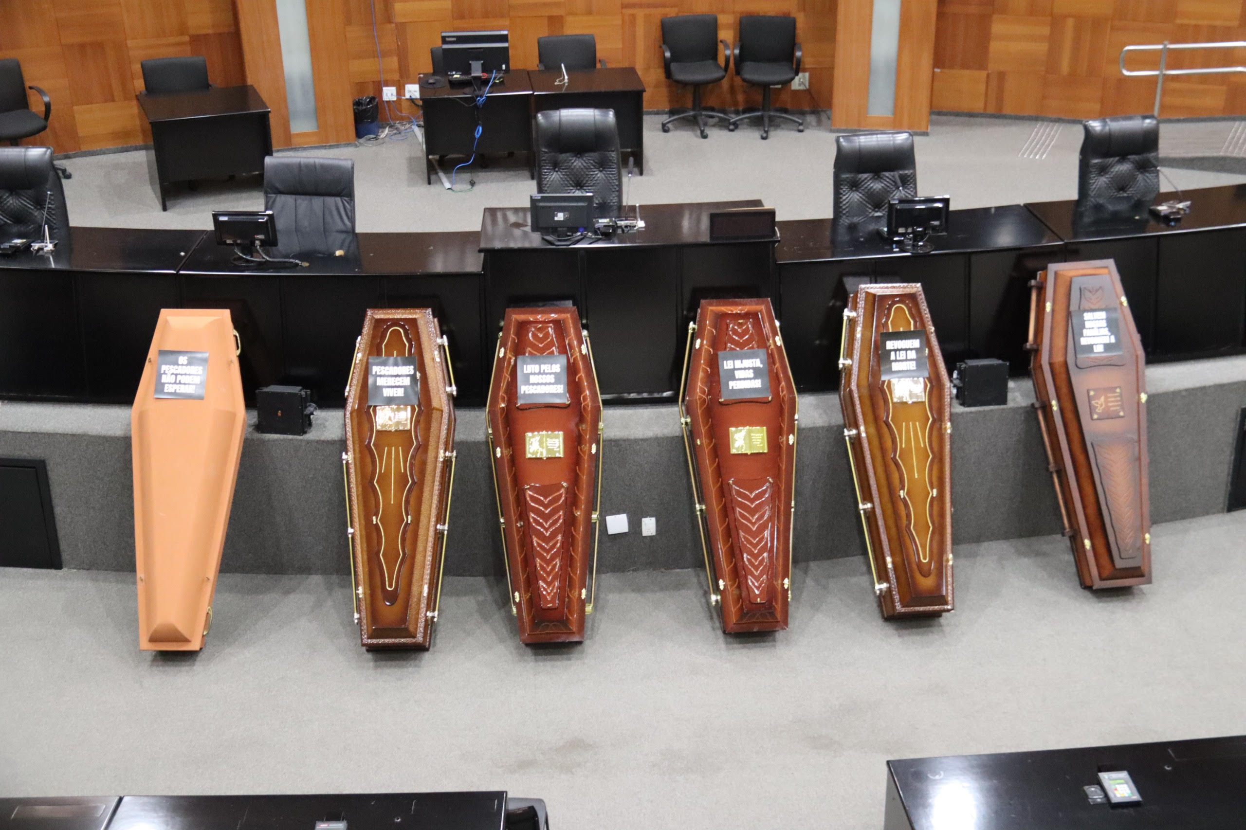 Esses caixões representam a morte de 11 pescadores e outros que estão a caminho, crava Wilson Santos