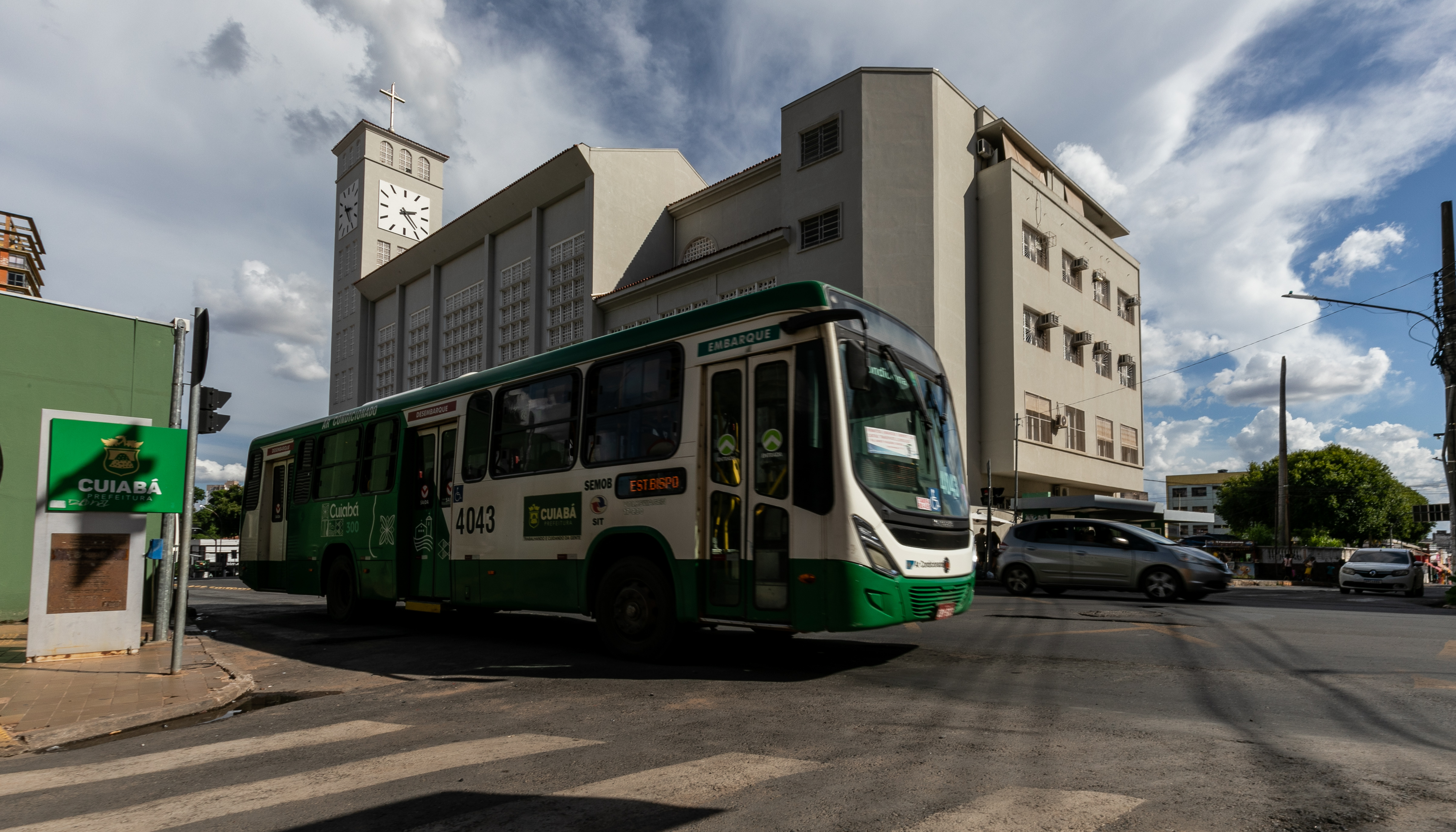 Capital: prefeito entrega projeto que zera tarifa de ônibus