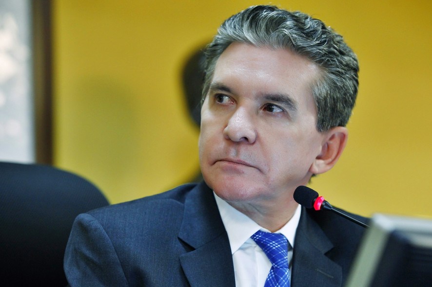 Presidente do TCE quer contratos e avalia anular dívidas dos consignados