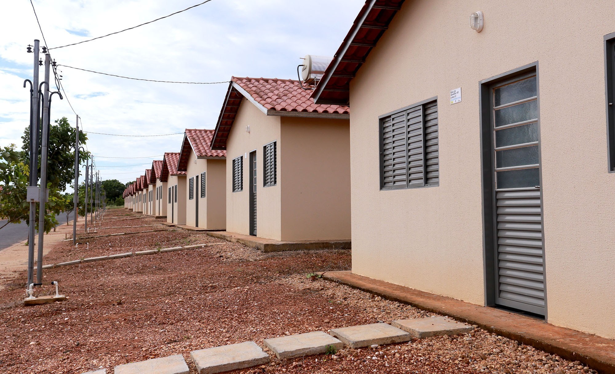 Estado e Governo Federal entregam de casas em Várzea Grande