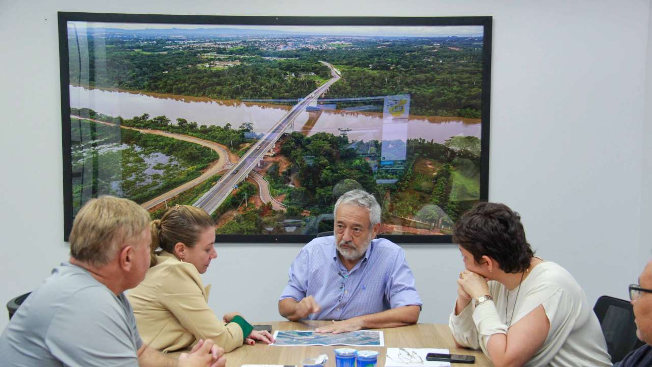 Flávia pede apoio do Estado para resolver cenário de alagamentos