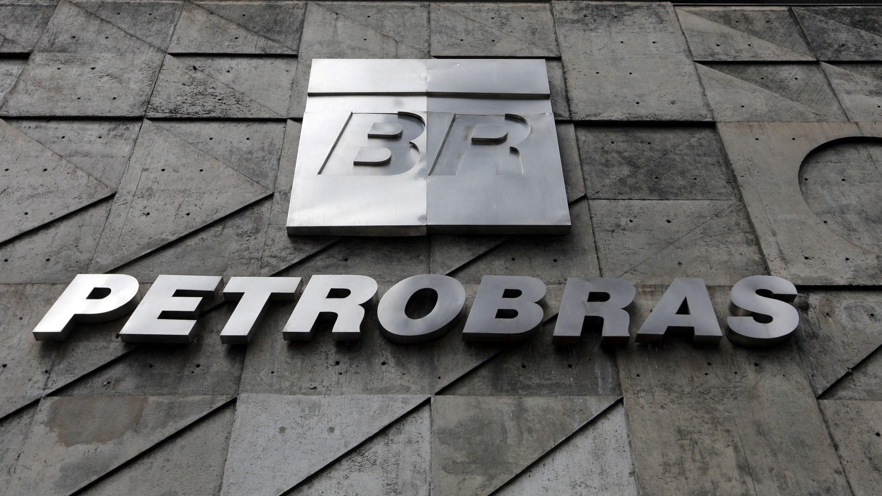 Petrobras reduz preço da gasolina em 4,9% a partir de terça-feira