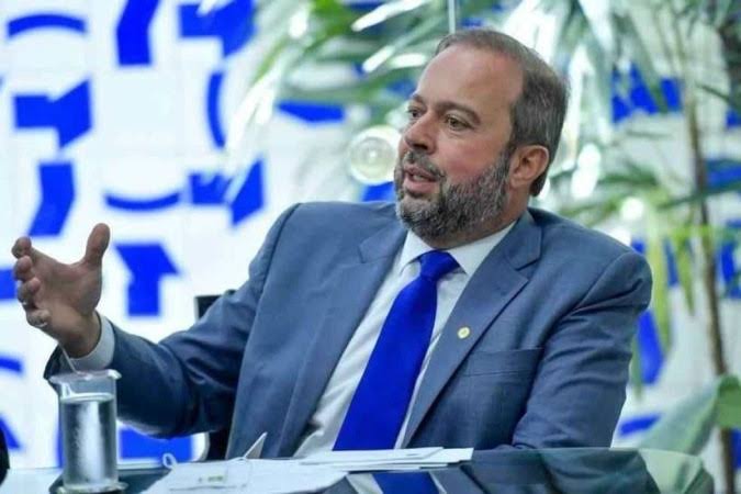 Ministro de Minas e Energia promete apoio à proposta de Lúdio sobre energia solar