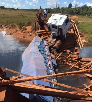 Ponte sobre o rio Fontoura nÃ£o suporta o peso e carreta desaba