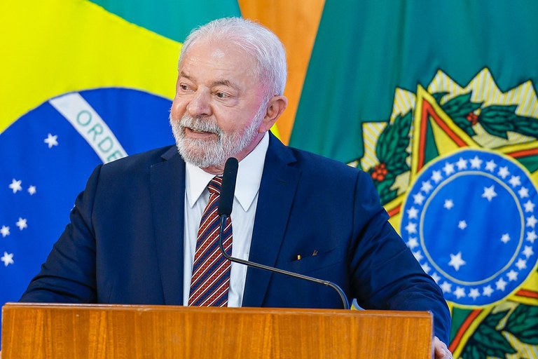 Às vésperas de possível extradição, Lula pede liberdade de Assange