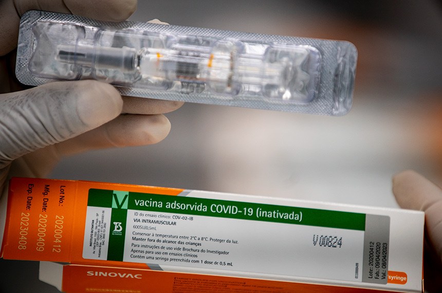 Vacinas contra covid-19 serão enviadas até terça para todo o Brasil