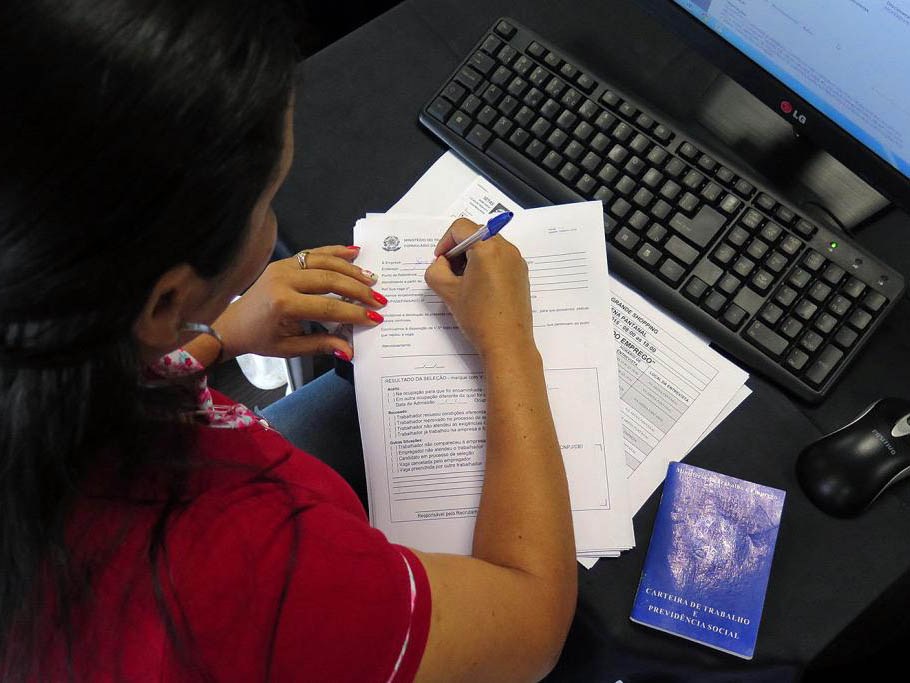 Mais de 1,6 mil famÃ­lias recebem cartÃ£o PrÃ³-famÃ­lia em CuiabÃ¡ e VG