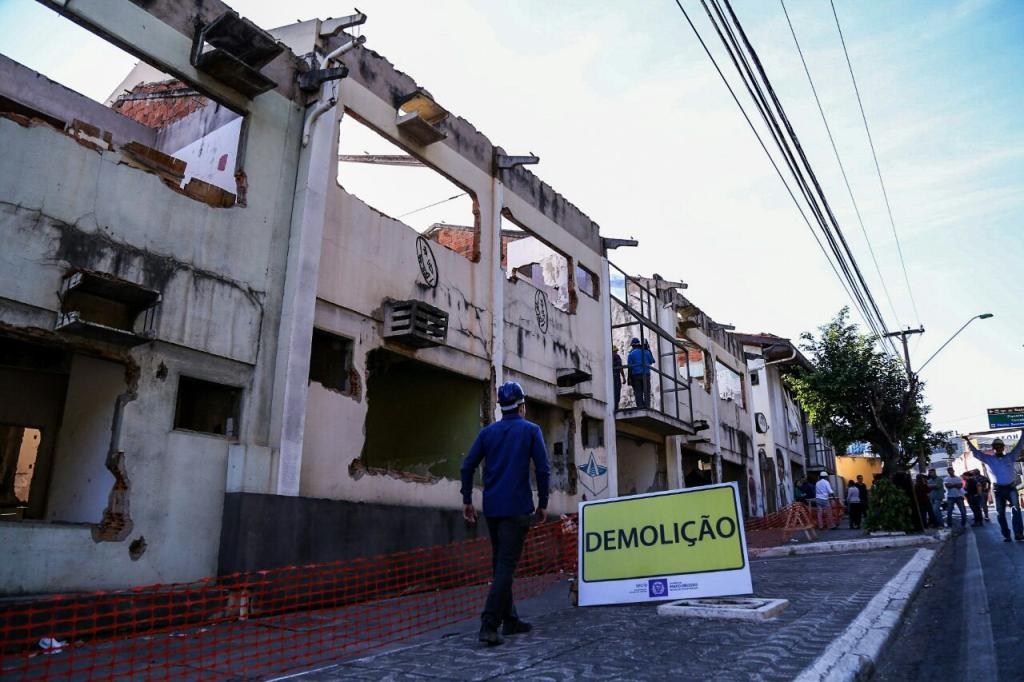 Com aval da JustiÃ§a, Governo inicia demoliÃ§Ã£o de imÃ³veis na Ilha da Banana 