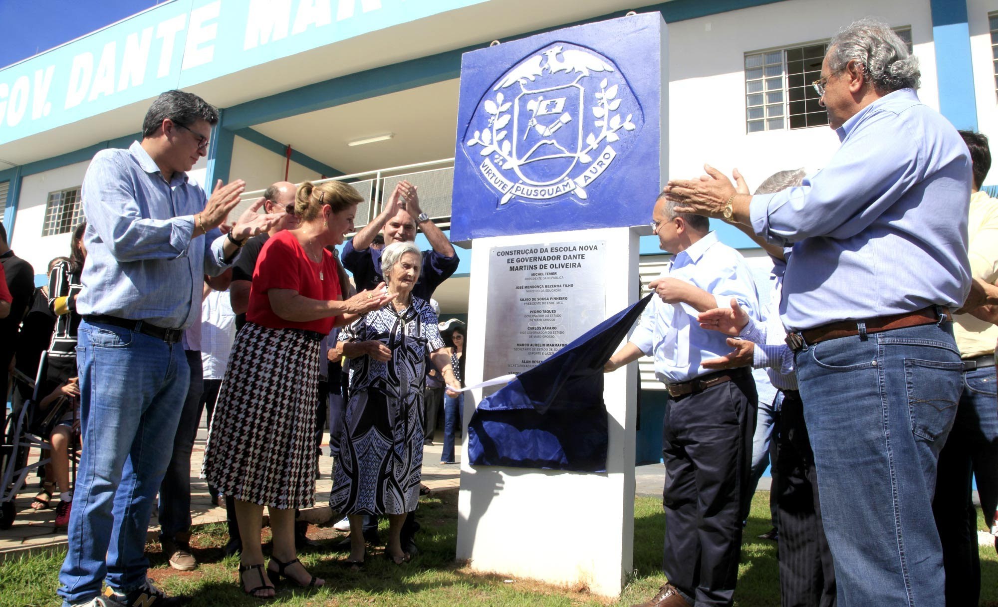 Prefeita inaugura obras na EducaÃ§Ã£o e anuncia asfalto em Limpo Grande