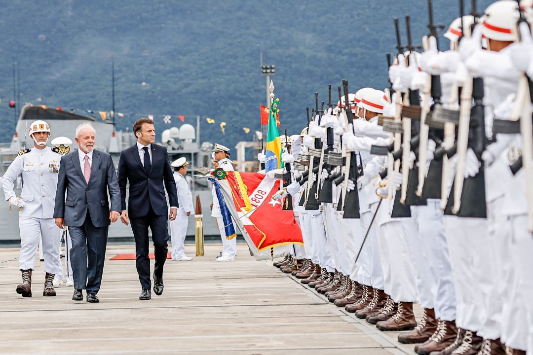 Em Brasília, Macron cita 8/1 e diz que Lula restaurou a democracia