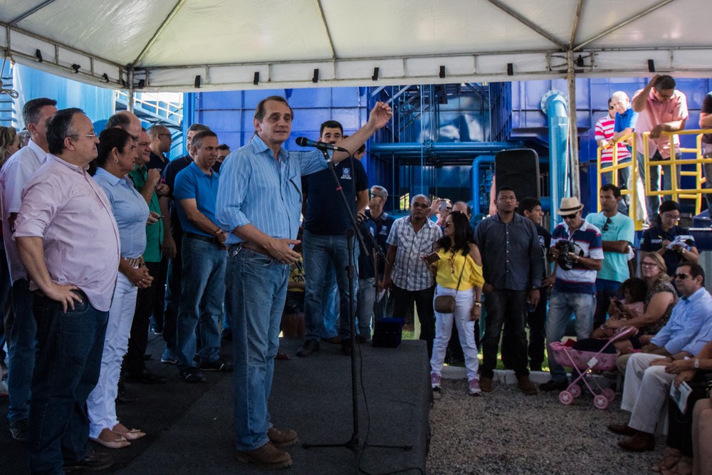 InauguraÃ§Ã£o do novo sistema de Ã¡gua em Chapada 'une' adversÃ¡rios