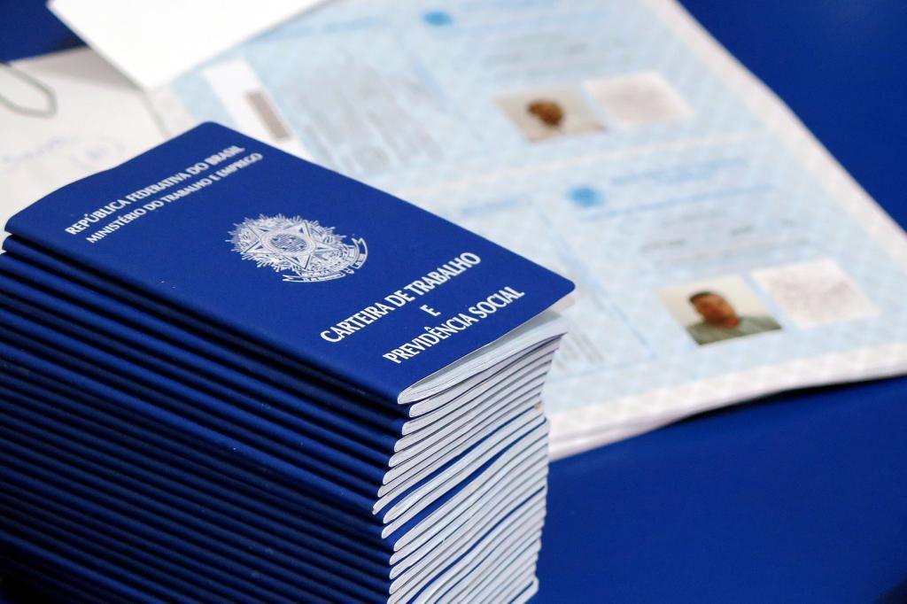 Empregos com carteira assinada fecham 2024 com volume recorde