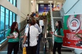 Blitz do Natal Sem Fome orienta clientes sobre a aÃ§Ã£o de doaÃ§Ã£o de alimentos