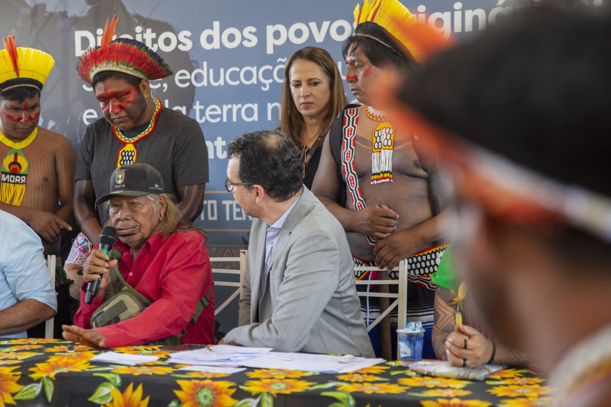 Na AL: cacique Raoni recebe Prêmio de Direitos Humanos em MT