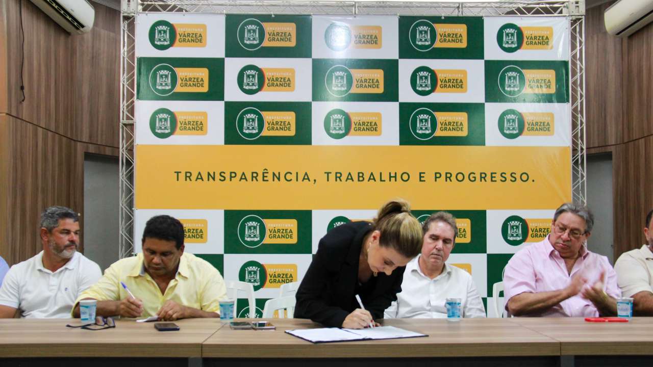 Prefeita de VG sanciona Lei que proíbe uso de celulares em sala de aula