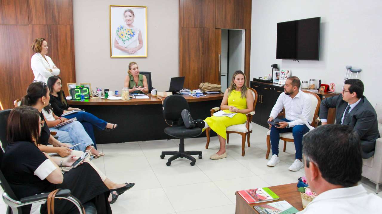 FLÁVIA ANUNCIA CENTRO INTEGRADO