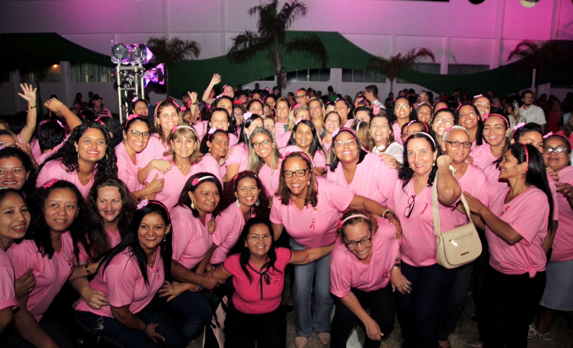 â€˜AbraÃ§o Rosaâ€™ reÃºne centenas de mulheres e marca abertura oficial da campanha