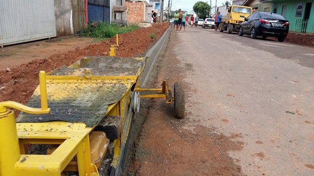 Prefeitura incia construÃ§Ã£o de meio fio no municÃ­pio