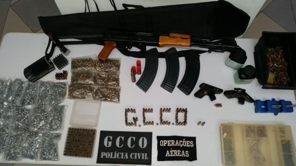 Homem Ã© preso com armamento de uso restrito e posse irregular de arma 