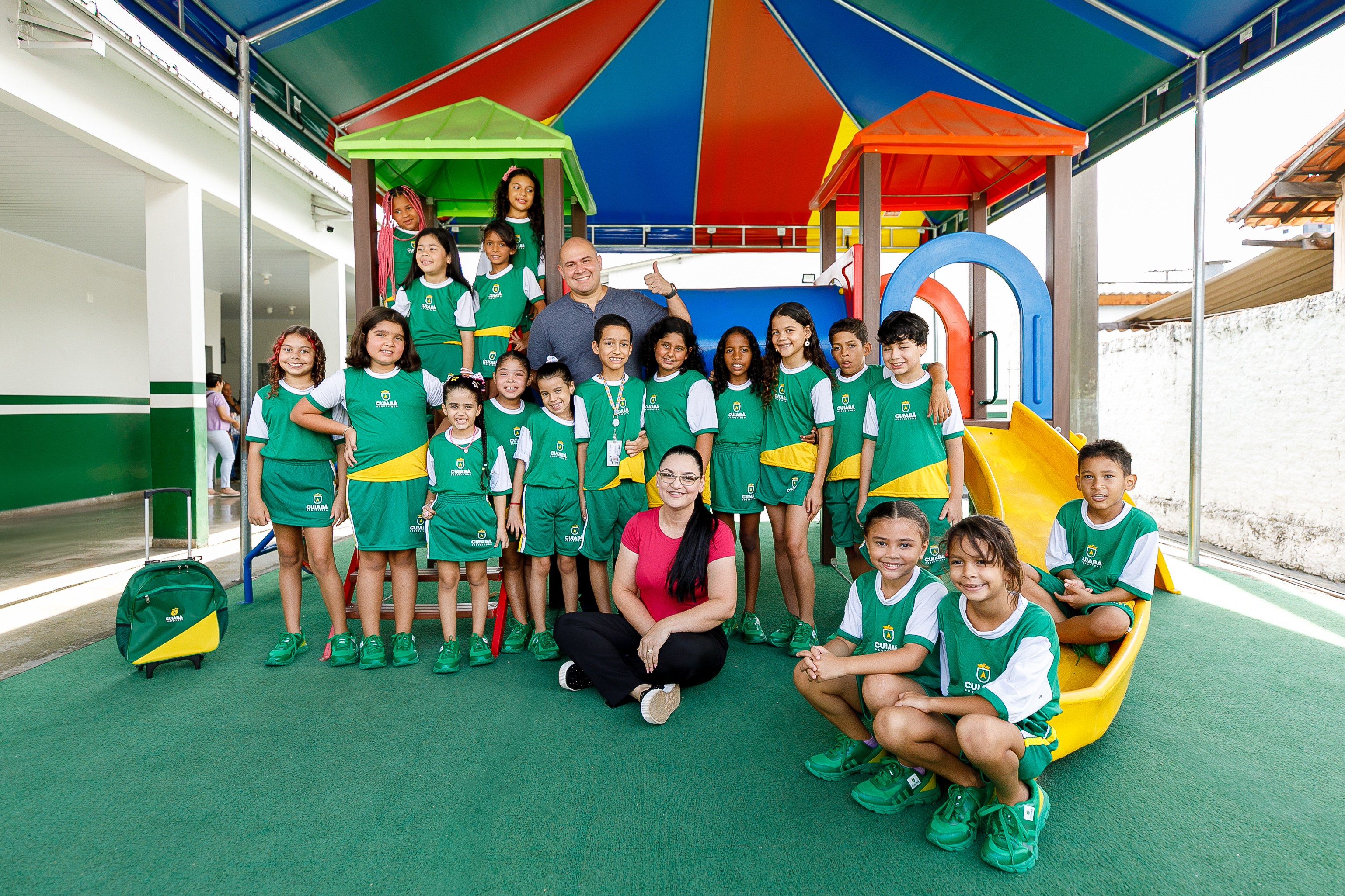 Cuiabá: prefeito e primeira-dama entregam Kits escolares 2025