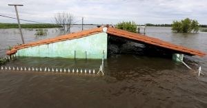 VÃ¢ndalos fazem saques em casas submersas pela cheia do Rio TapirapÃ© 