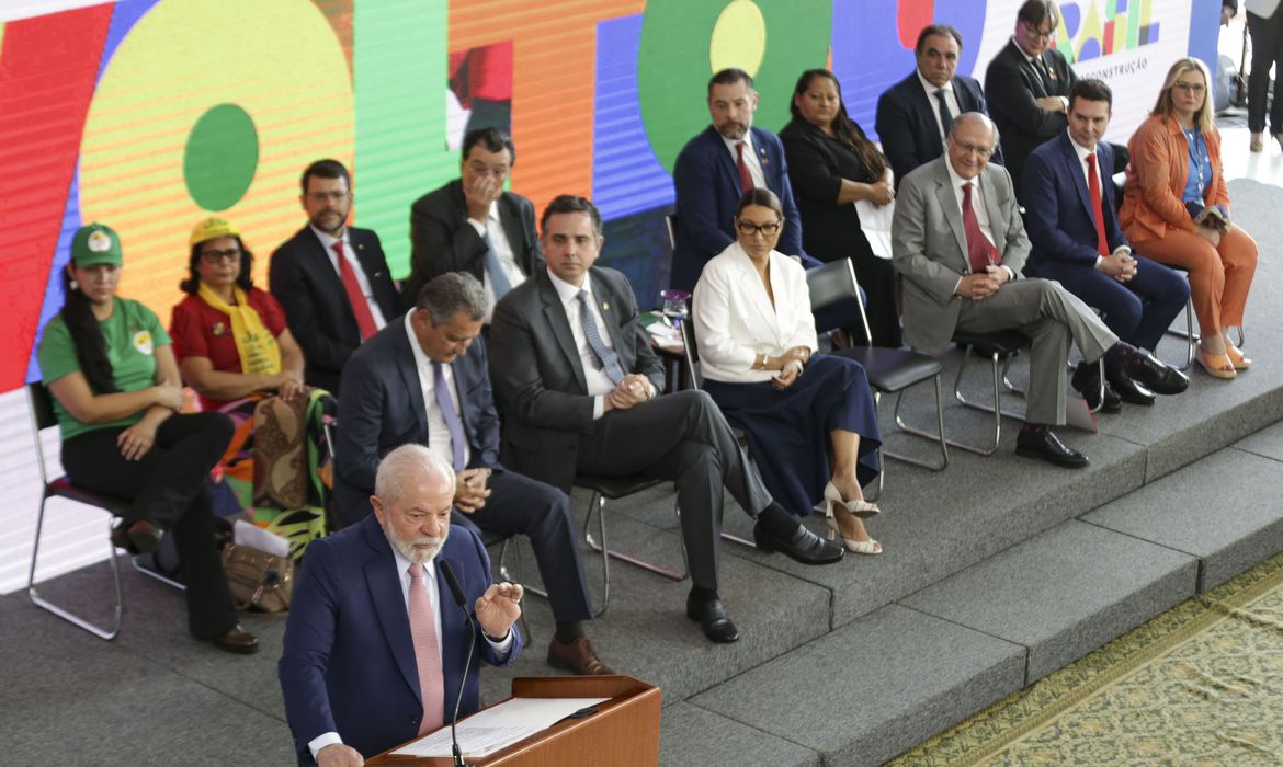Governo anuncia 112 mil casas para área rural e movimentos por moradia