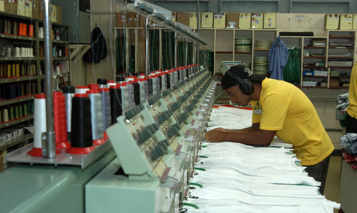 Brasil cria 85,8 mil vagas de trabalho em novembro