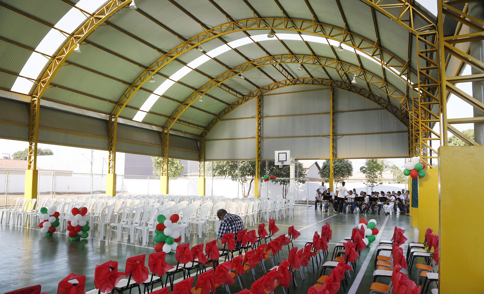 Prefeitura entrega quadra poliesportiva para unidade referÃªncia no Ideb