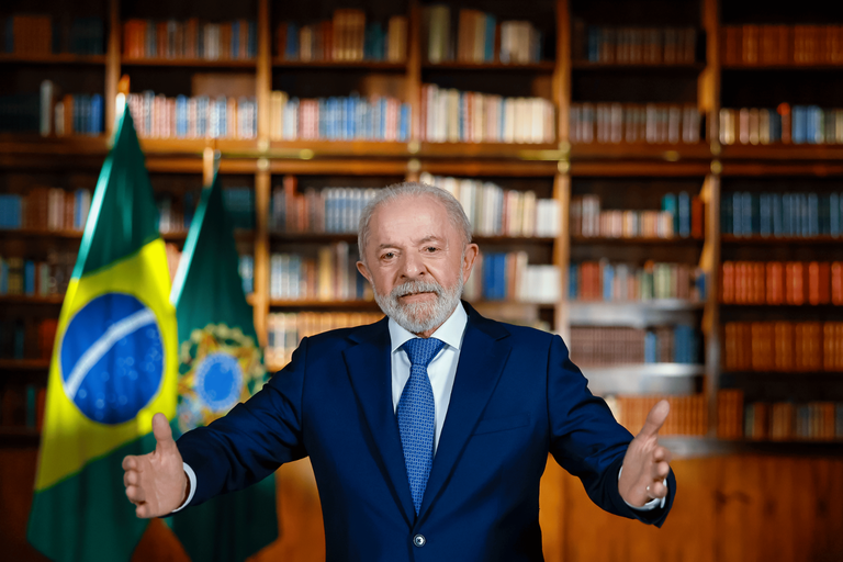 Lula diz que salário mínimo é baixo, mas aponta importância de direito