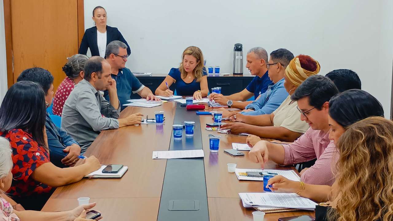 Flávia anuncia RGA e destaca debate com sindicato da categoria