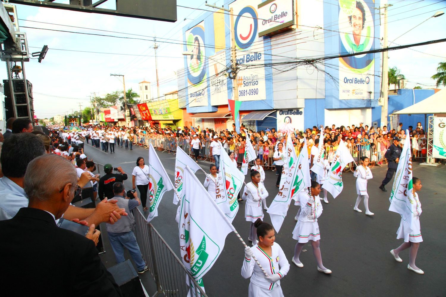 Desfile cÃ­vico-militar reÃºne mais de 30 mil pessoas em VÃ¡rzea Grande