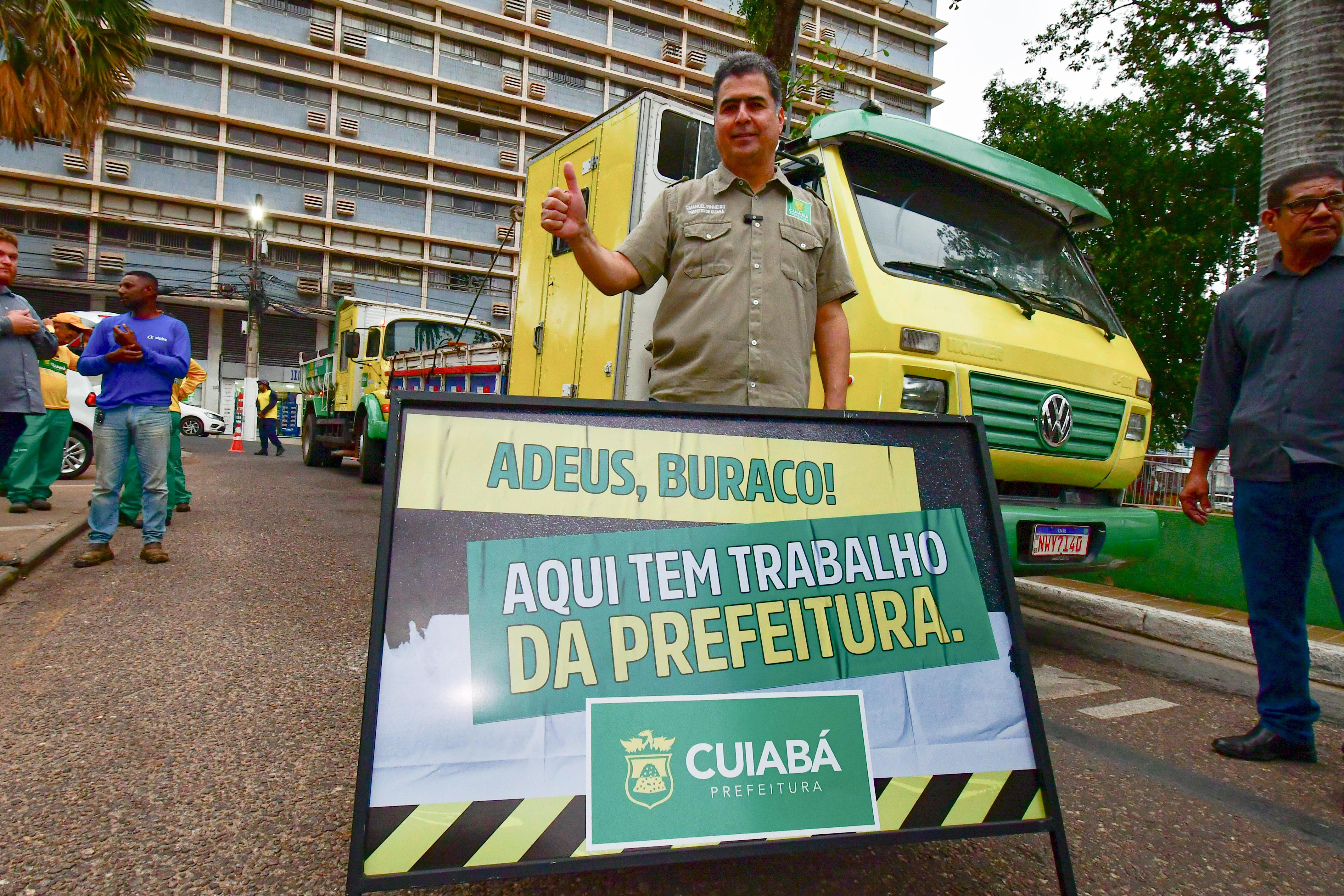 Emanuel anuncia investimento de R$ 15 mi em força-tarefa de tapa-buracos