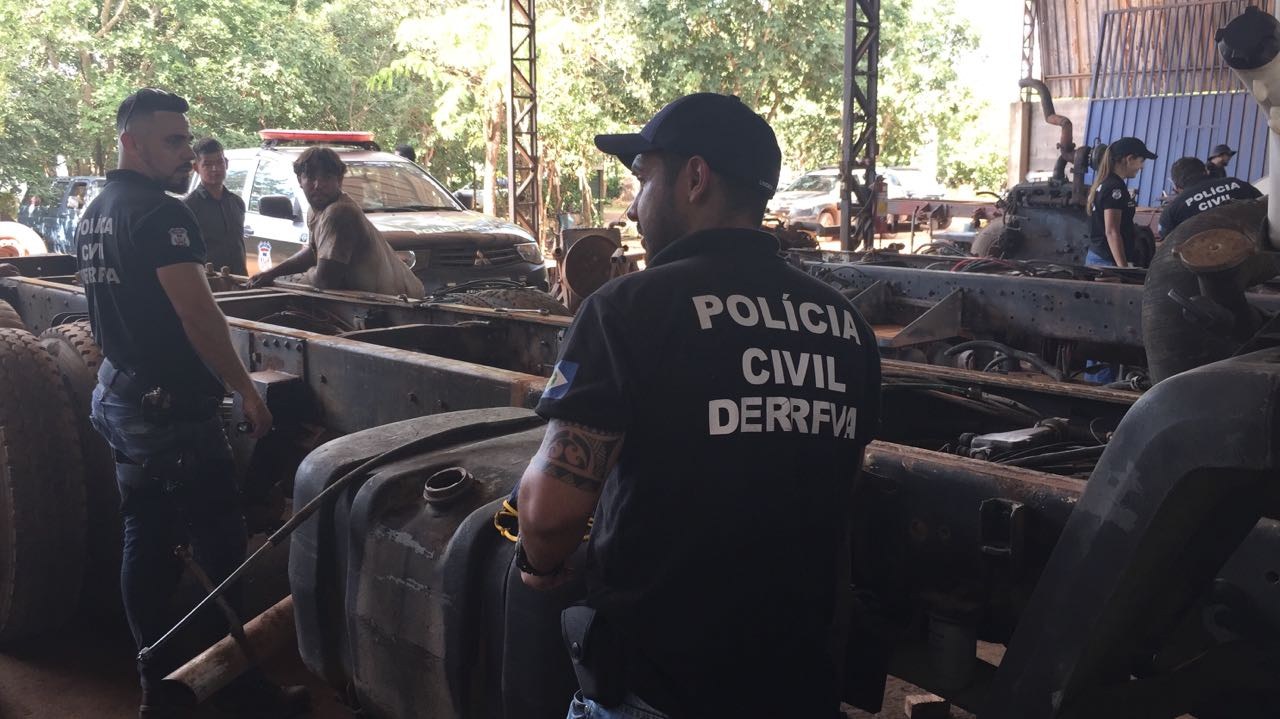 Policiais prendem pai e filho por receptaÃ§Ã£o em desmanche em CuiabÃ¡