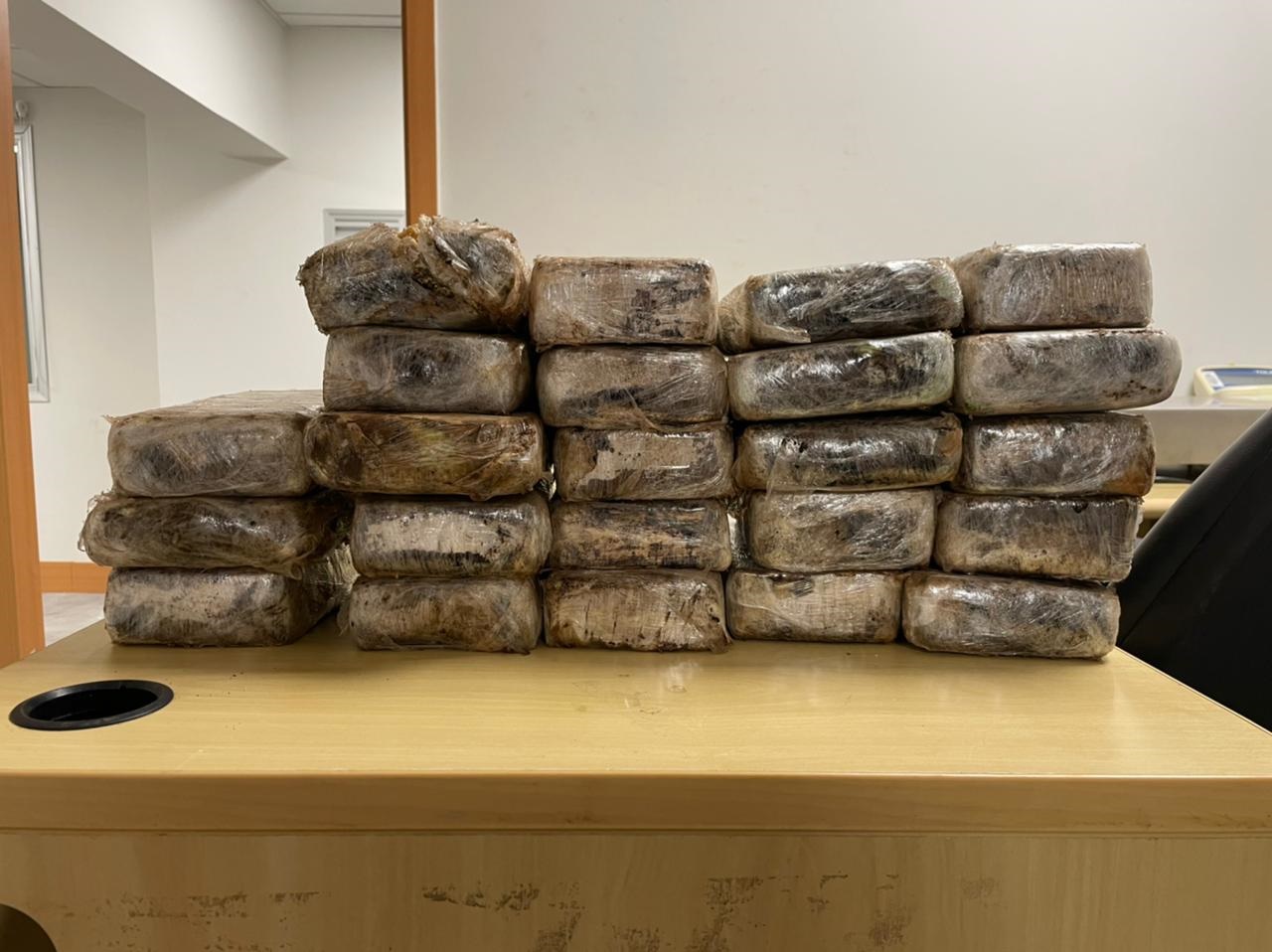 Operação da PF apreende 350 kg de cocaína em caminhão frigorífico